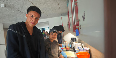 cropped-1747212069-2025_05_13_fca-profi-noahkai-banks-besucht-stationares-wohnen-in-kempten_zubereitung-erdbeer-fitnessdrink