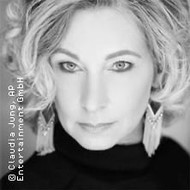 Claudia Jung mit Band