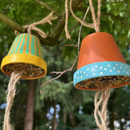 Bastle eine Futterstation für Vögel