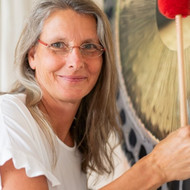 Klang-Zauber mit Gongs, Kristall-Instrumenten und weiteren instrumentalen Schätzen mit Clarissa Köpfer
