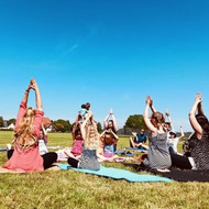 Familien-Yoga: gemeinsam entspannen, lachen und bewegen