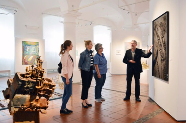 cropped-1564560868-15_kunstausstellungfewo_2018_fot_roger_mayrock