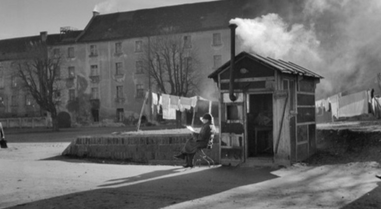 cropped-1673613366-guard-house-in-kempten-dp-camp_foto_kazys-dau-gela