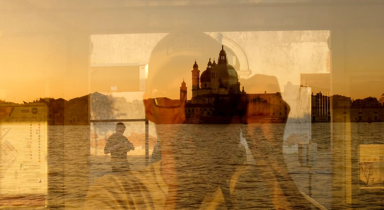 cropped-1760564528-pressefoto1_venedig-2022-c--fabian-schreyer