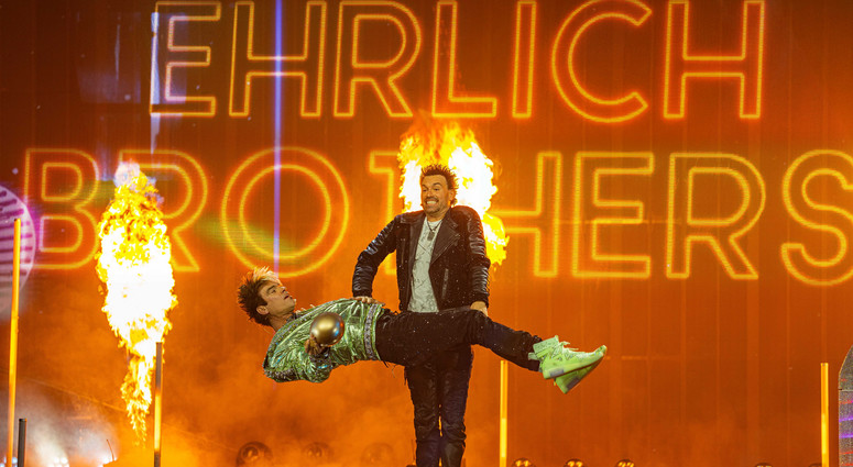 cropped-1765446564-ehrlich-brothers_diamonds_photo-ralph-larmann_schweben