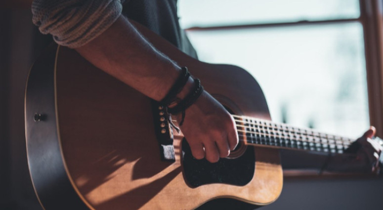 cropped-1787150713-gitarre-fur-anfanger