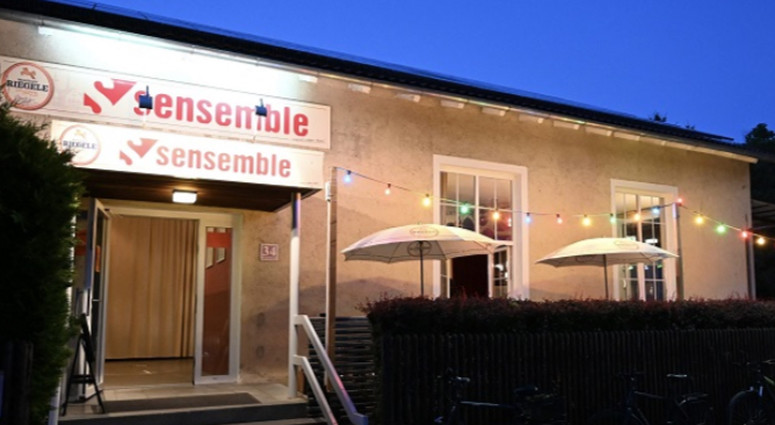 cropped-1787296885-sensemble-bei-nacht
