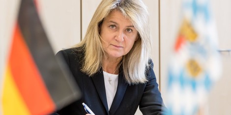 6218e2315bed0-mechthilde-wittmann-schreibtisch-komp