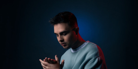 cropped-1648207116-mikesinger-pressefoto_02-credit-mischa_lorenz