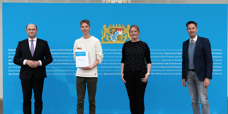 cropped-1651157323-bayr.-demografiepreis-2021_stadt-kempte_v.l.n.r.-staatsminister-furacker-dominik-tartler-alina-scheidler-thomas-baier-regnerycstmfh