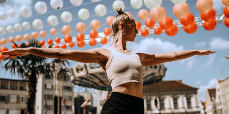 cropped-1652795306-beach-yoga-auf-dem-rathausplatz-cvivienne-kahl