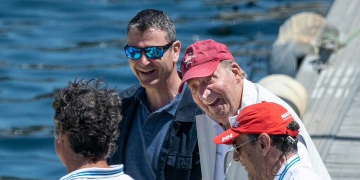 Spaniens Altkönig Juan Carlos besucht Regatta im Nordwesten des Landes