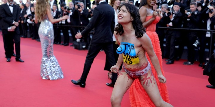 Frau stürmt aus Protest gegen Vergewaltigungen in Ukraine roten Teppich in Cannes