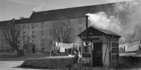 cropped-1653311514-guard-house-in-kempten-dp-camp_foto_kazys-daugela