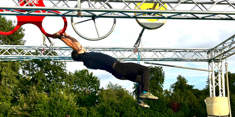 cropped-1663157851-ninja-warrior---erwachsene-im-parcours