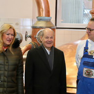 Bundeskanzler Olaf Scholz besucht Brauerei Gold-Ochsen in Ulm