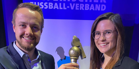 cropped-1675674014-schiedsrichterin-des-jahres-daniela-goettlinger-mit-patrick-meixner