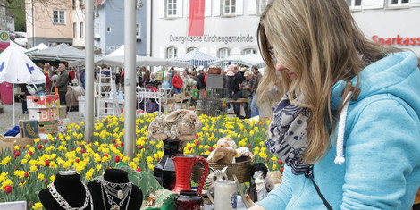 cropped-1678374934-isny-samstag-vor-ostern-flohmarktbesucherin-foto-isny-marketing-rau-org