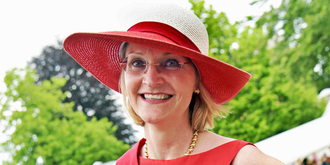 cropped-1680594783-642bd5cf53862-2022_deutsche_hutkoenigin_sabineberner_co_susi-donner_web