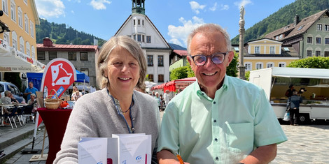 cropped-1687271589-barbara-holzmann-und-thomas-gehring-unterschreiben-fur-vote16