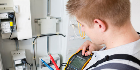 cropped-1736503132-pm_01_rund-2.800-jugendliche-beginnen-ausbildung