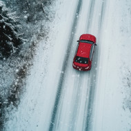 Sicher durch Schnee und Eis: Tipps für winterliche Autofahrten
