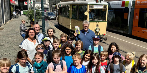 cropped-1746025402-2025_04_30_lesende_strassenbahn_2