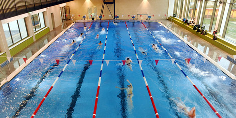 cropped-1747231612-25_05_14_stadt-fordert-schwimmunterricht_plarrerbad_foto-ruth-plossel_05