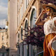 Wenn Mode den Sommer küsst: Leichtigkeit, Farbe und Retro-Flair prägen die warme Jahreszeit