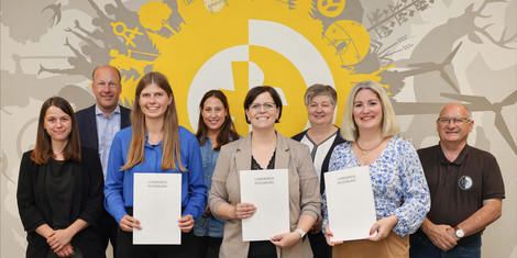 cropped-1749111975-2025-05-26-Ubergabe-zeugnisse-larissa-kwasnitschka-bl1-stefanie-quiring-bl1-tanja-karaman-abschluss-fernstu-dium_jp