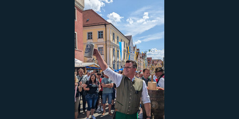 cropped-1749112563-reichsstrassenfest-bieranstich-sorre---stadlmayr