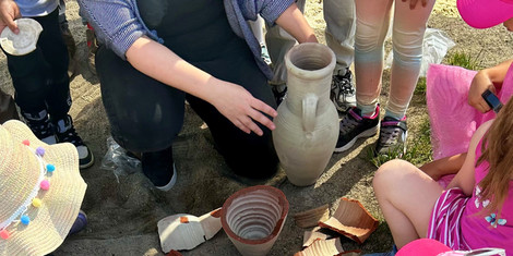 cropped-1749547468-lra-dd_archaologieprojekt-kita-ausgrabung-amphora-rek-onstruktion1_2025