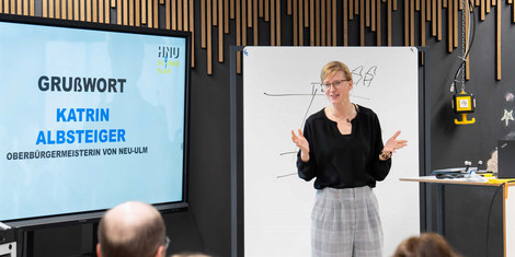 cropped-1749557805-hnuscienceslam_foto3