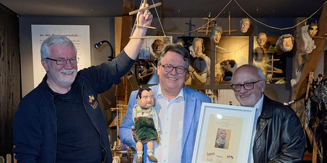 cropped-1749558610-05_ehrenpatenschaft-helmut-schleich-c-augsburger-puppentheatermuseum
