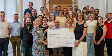 cropped-1752058622-scheckuebergabe_vinci-stiftung_stadt-ulm