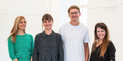 cropped-1752250818-74.-kunstausstellung_hofgartensaal_preistrager-gruppenfoto-c-foto-sienz