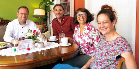 cropped-1754313155-2025-08-01-ob-besucht-cafe-canape_3
