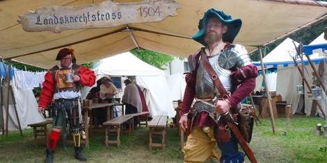 68d2a4dedf866-der-grosse-kauf_zelt-mit-schild-c-landsknechtstross_frank-kronke