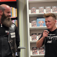 Bei der emotionalen Lesung von Bruno Jelovic und Gastgeberin Tina Schüssler platzt Hugendubel aus allen Nähten