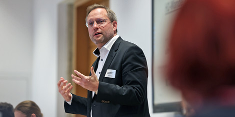 cropped-1764587429-25_11_20_fachtagung-_fotograf-armin-buhl-96