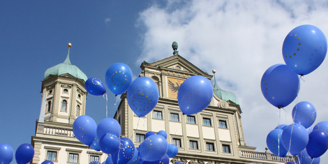 cropped-1764773708-25_11_28_rathaus-mit-luftballons-europaburo