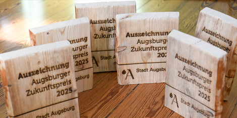 cropped-1764775525-25_12_01_augsburger-zukunftspreis-tafeln_foto-ruth-plossel-stadt-augsburg111125-3