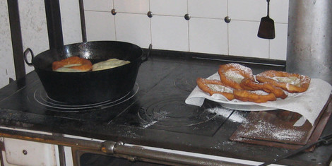 cropped-1770218175-2026-0045frisch-gebackene-fasnachtskuchla-in-der-kreisheimatstube-stoffenriedp014799766