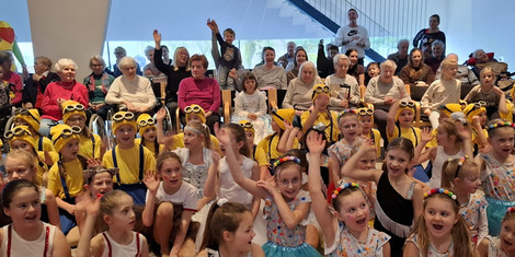 cropped-1771936161-2026-02-04-jazz-dance-gruppe-begeistert-im-seniorenwohnheim