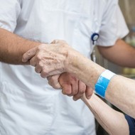 Mehr Menschen beginnen Pflegeausbildung: Zahl steigt 2025 auf rund 64.000