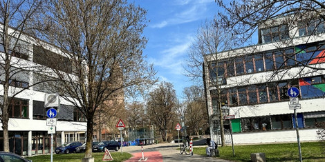 cropped-1776695456-portalwirkung-schulgelande-mit-abgefraster-gestrichelter-rotmarkierung_stadt-ulm_verkehrsbehorde