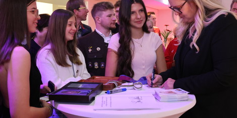 69e9ee8db66b4-2026-04-22-sportlerehrung_autogramme