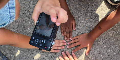 cropped-1777287524-symbolbild-fotoprojekt-kinderhande---lena-maria-frank