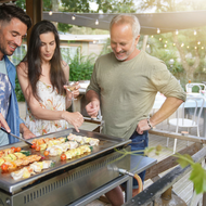 Smarte Grills, Low & Slow BBQ und Pizza auf dem Rost: Diese Trends bestimmen die Grillsaison 