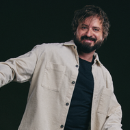 Den Stars und Sternchen so nah mit Jana: Daniel Christensen im Interview – Zwischen Rehragout und Schweinskopf al dente kocht und kreiert der beliebte Schauspieler seine ganz eigenen „Süppchen“